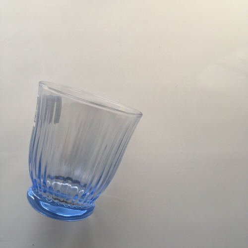푸른빛 유리컵